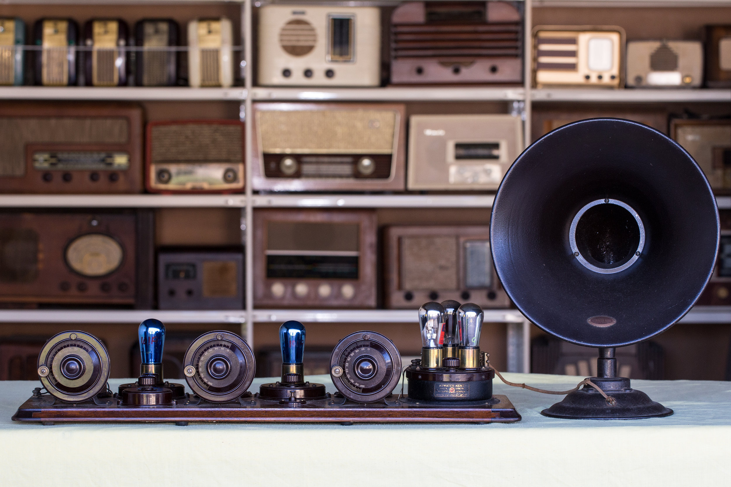 Graham Hawtree Video of Graham & Val Hawtree's vintage radio collection - part one ...