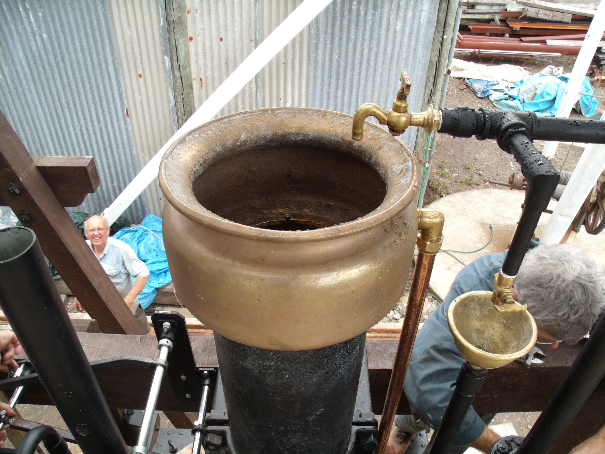 Cylinder top and filler tundish