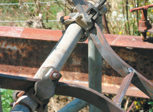 Scaffold clamp hinges