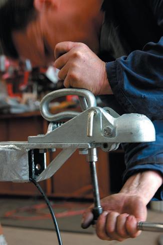 Bolt tow coupling on coupling plate.