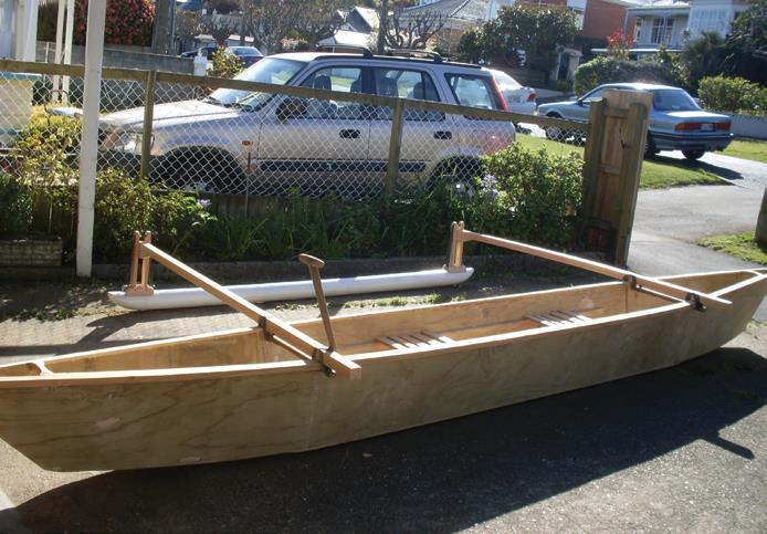The beams or spars to the ama (outrigger float) are 50 mm x 50 mm knot-free timber.