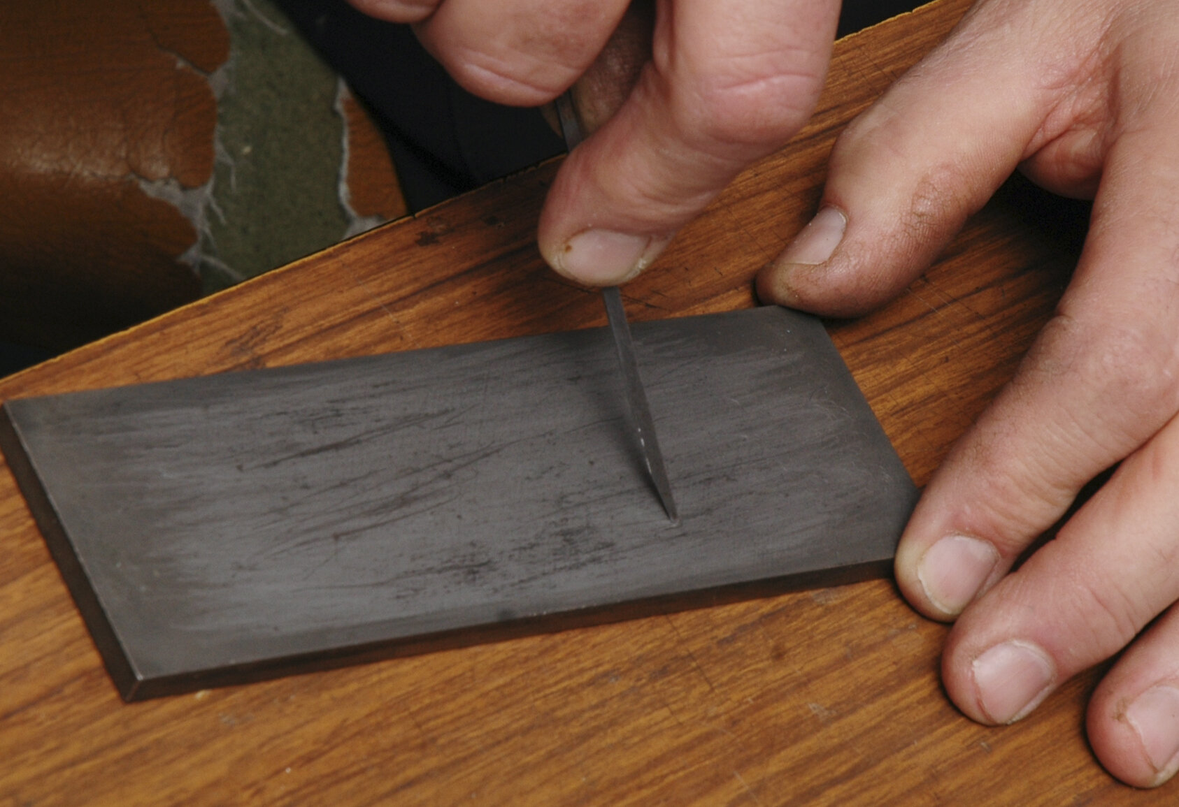 Sharpening the tool on a diamond plate