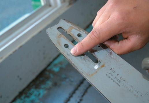 Lubricating oil port in the bar. Check that these are clear.