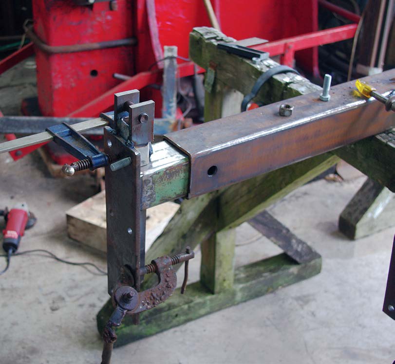 Ensure U-shaped jack mount is cented on the tube