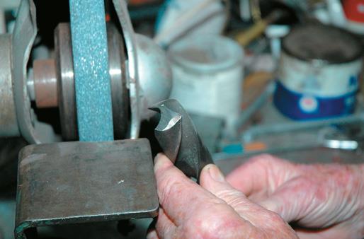 The newly ground edge. Note that the ﬂ ank is also ground.