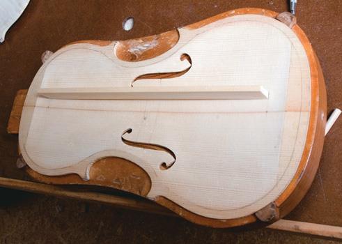 Unshaped bass bar strut in position.