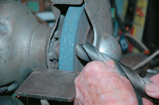 Grinding the cutting edge.