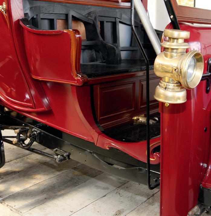 Hand-made latch secure hinged body to car floor