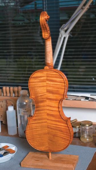 Varnish ﬁrst coat.