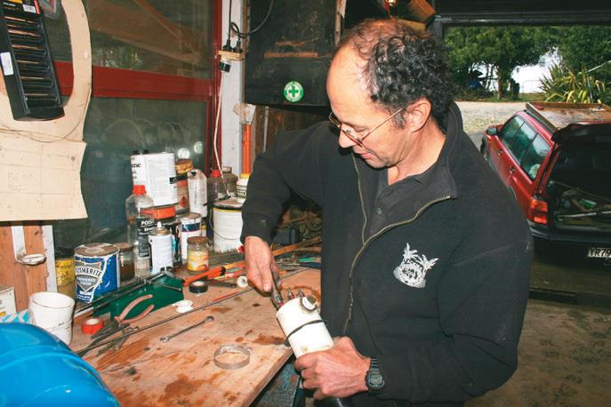 Pete Chandler gives a ﬁnal tighten.