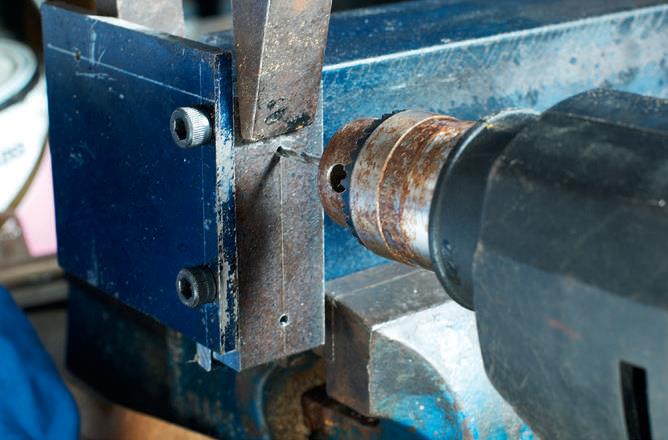 The support block clamped to the form bar to mark the pilot holes to determine the screw position.