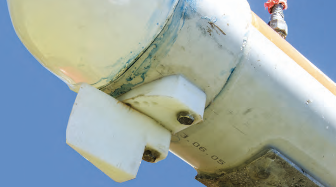 The rudder has a ball-bearing stop-lock.