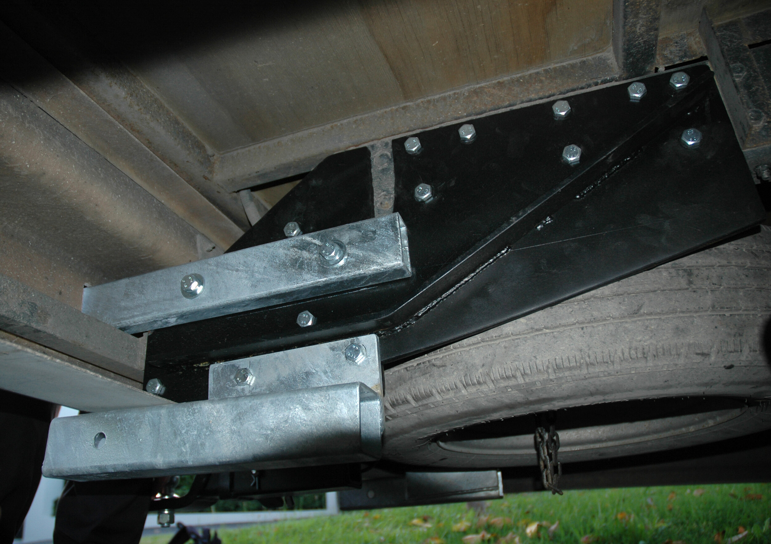 Carrier assembly fixed to the chassis