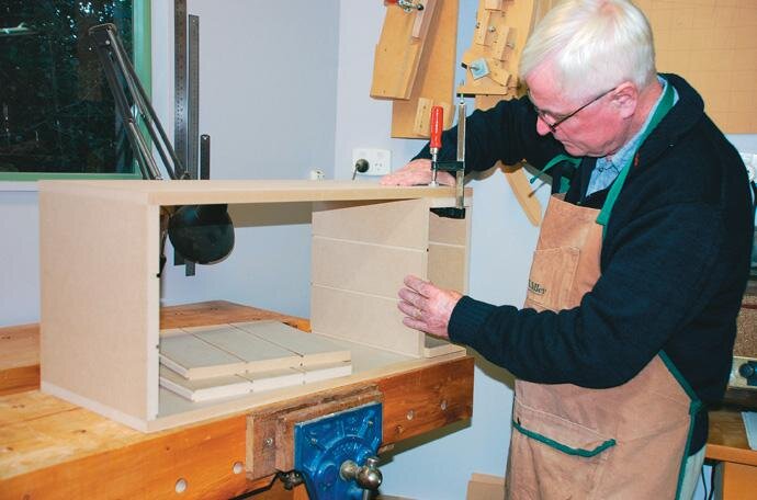 Fitting partitions in the cabinet