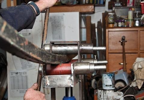 Jack puts upwards pressure on sliding frame with double rollers