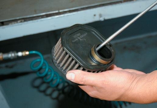 Blowing out the air ﬁlter