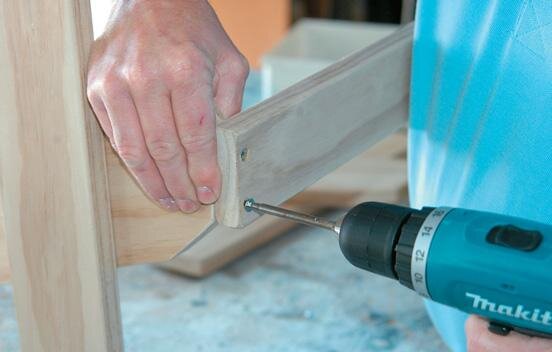 Fixing the ﬁrst seat slat in position