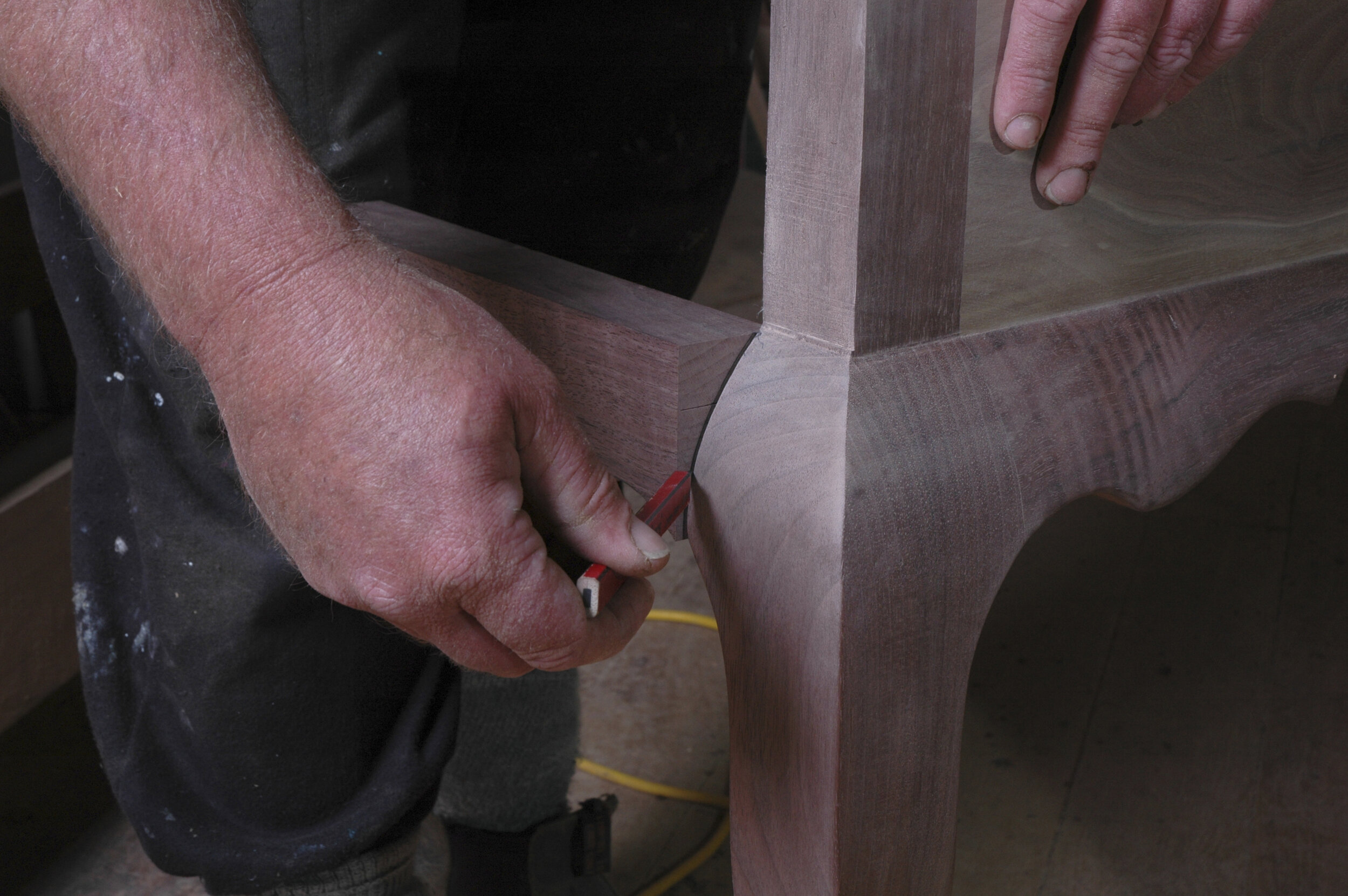 Marking the leg profile on the kneeblock